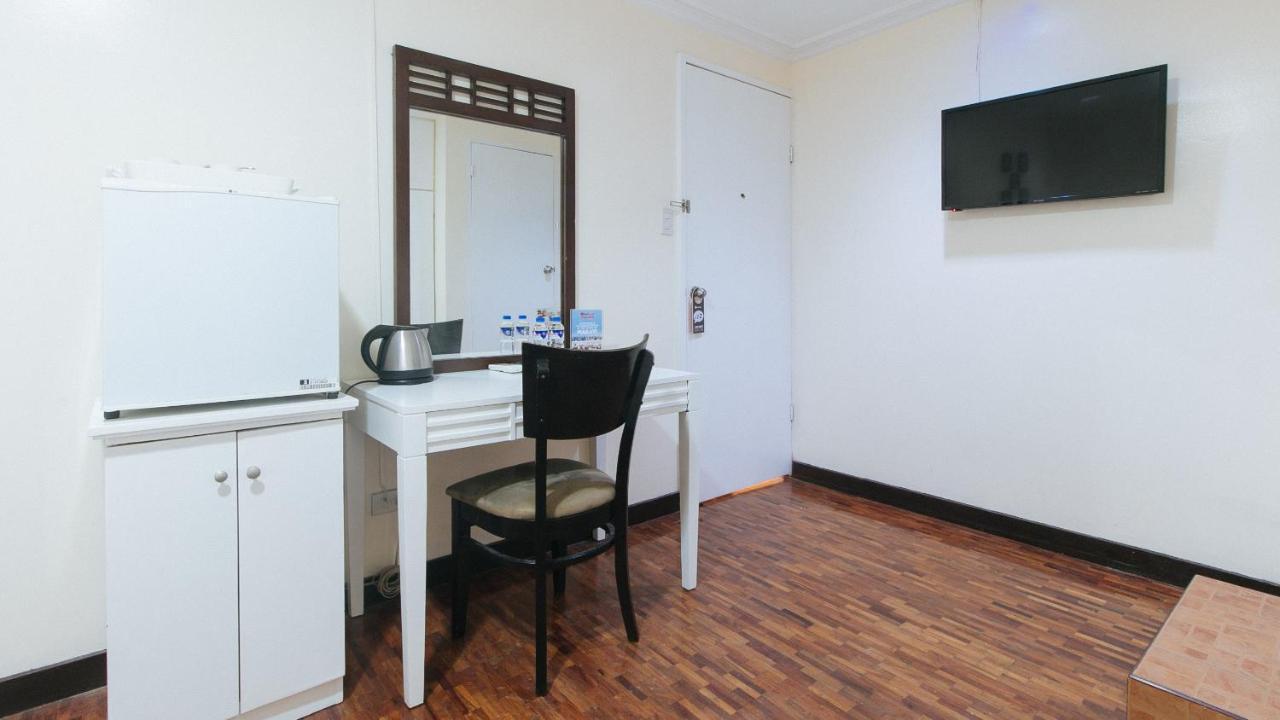 Reddoorz Premium Near Greenbelt Makati - Vaccinated Staff Makati City Bagian luar foto