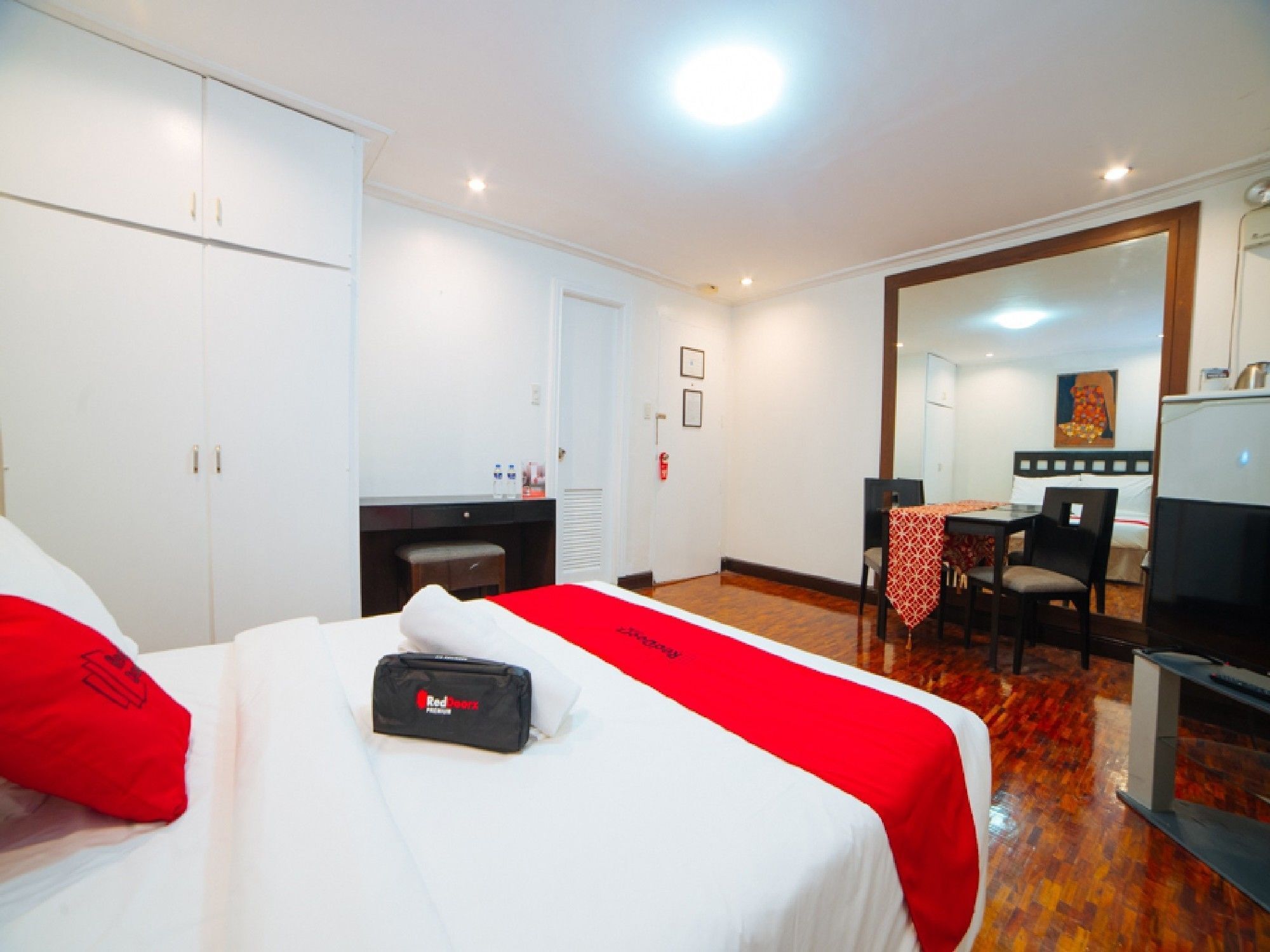 Reddoorz Premium Near Greenbelt Makati - Vaccinated Staff Makati City Bagian luar foto